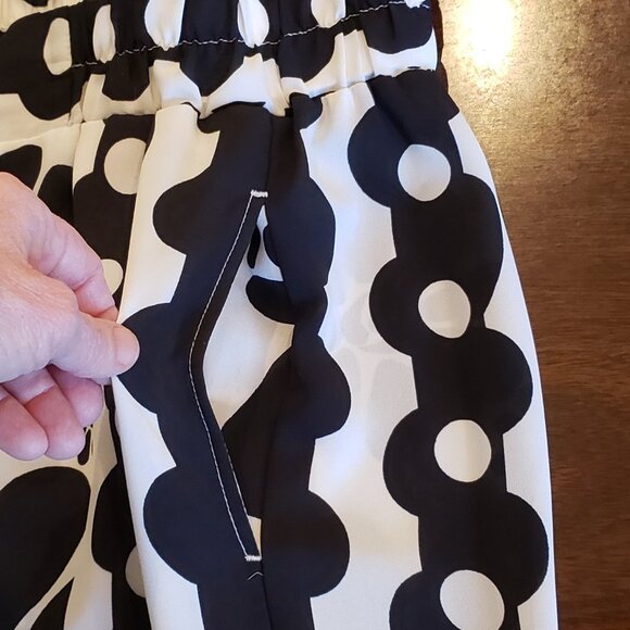 Rose and Olive Black and While Bold Flower Wide Leg Pant - Picture 9 of 11